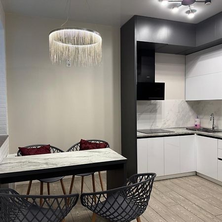 Lux Apartment & Центр,Жк Театральний Riwne Exterior foto