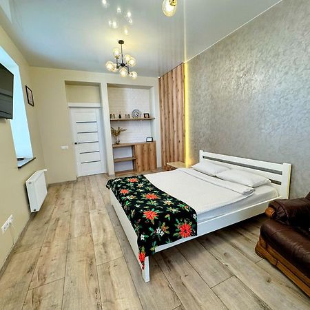Lux Apartment & Центр,Жк Театральний Riwne Exterior foto