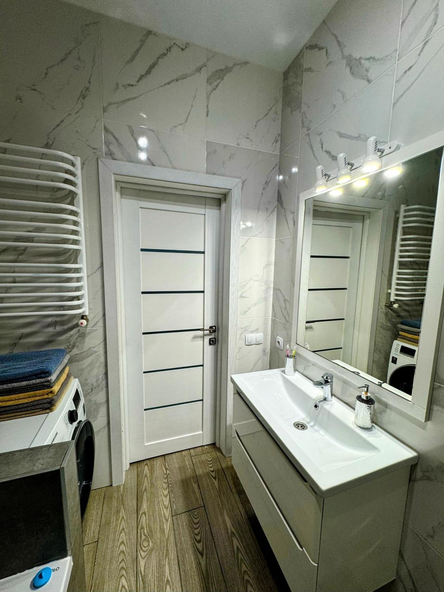 Lux Apartment & Центр,Жк Театральний Riwne Exterior foto